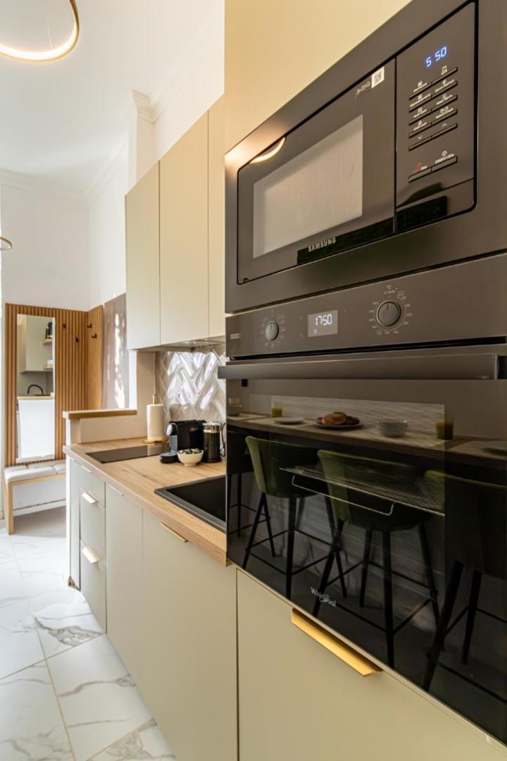 Oasis Apartment On The Broadway With Ac Budapest Luaran gambar