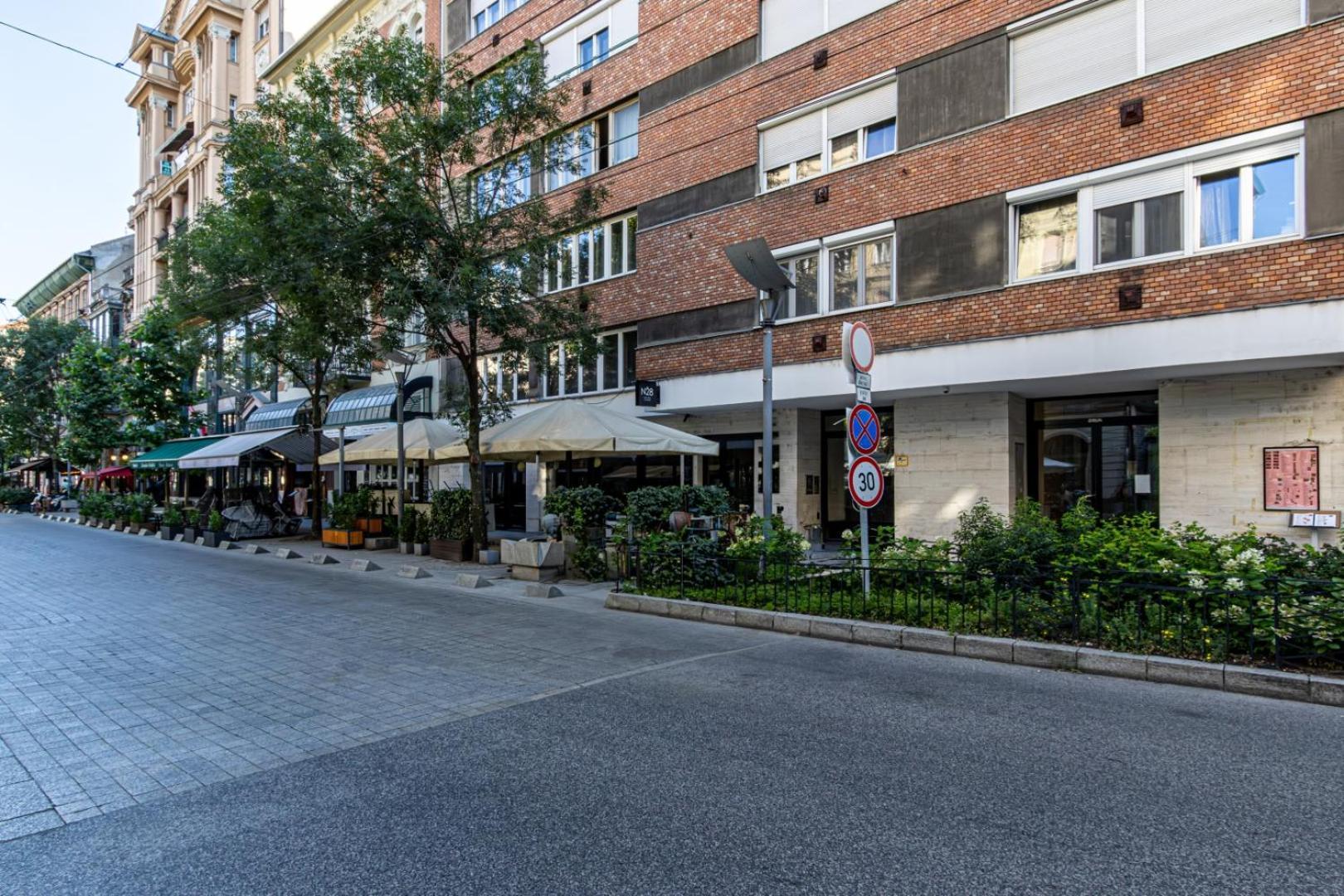 Oasis Apartment On The Broadway With Ac Budapest Luaran gambar