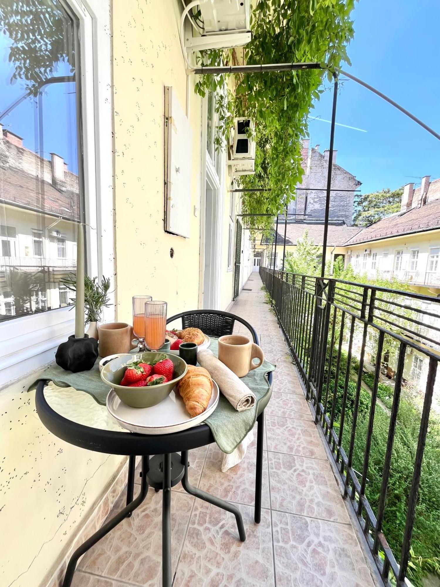 Oasis Apartment On The Broadway With Ac Budapest Luaran gambar
